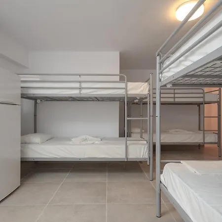 بيت شباب Naxos