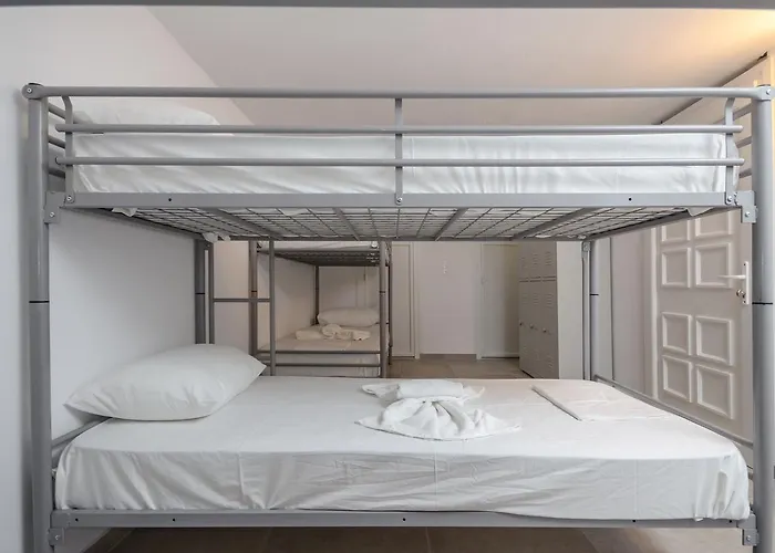 بيت شباب Naxos *