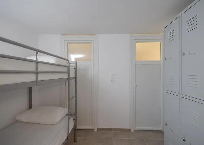 Naxos بيت شباب